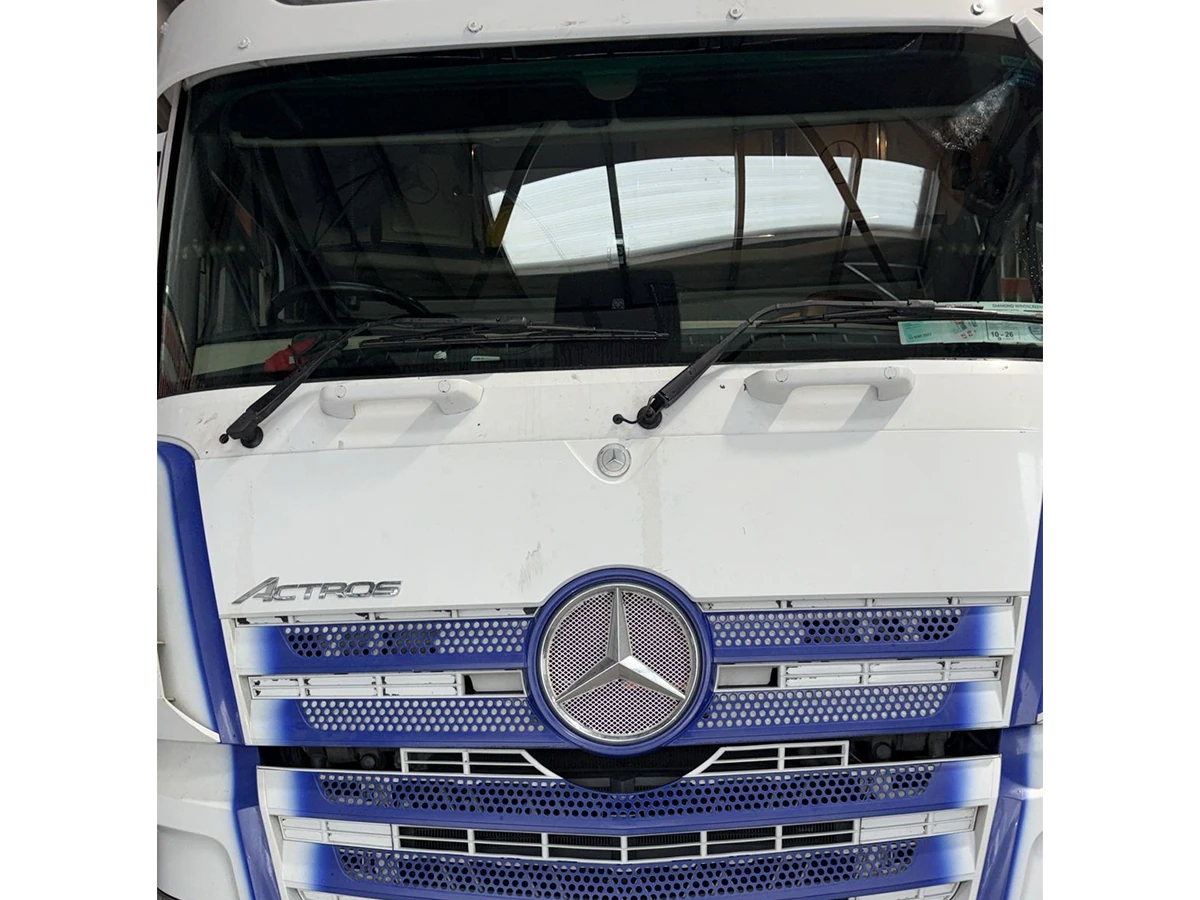 Mercedes-Benz truck cab windscreen replaced by Mobile Plant Glass