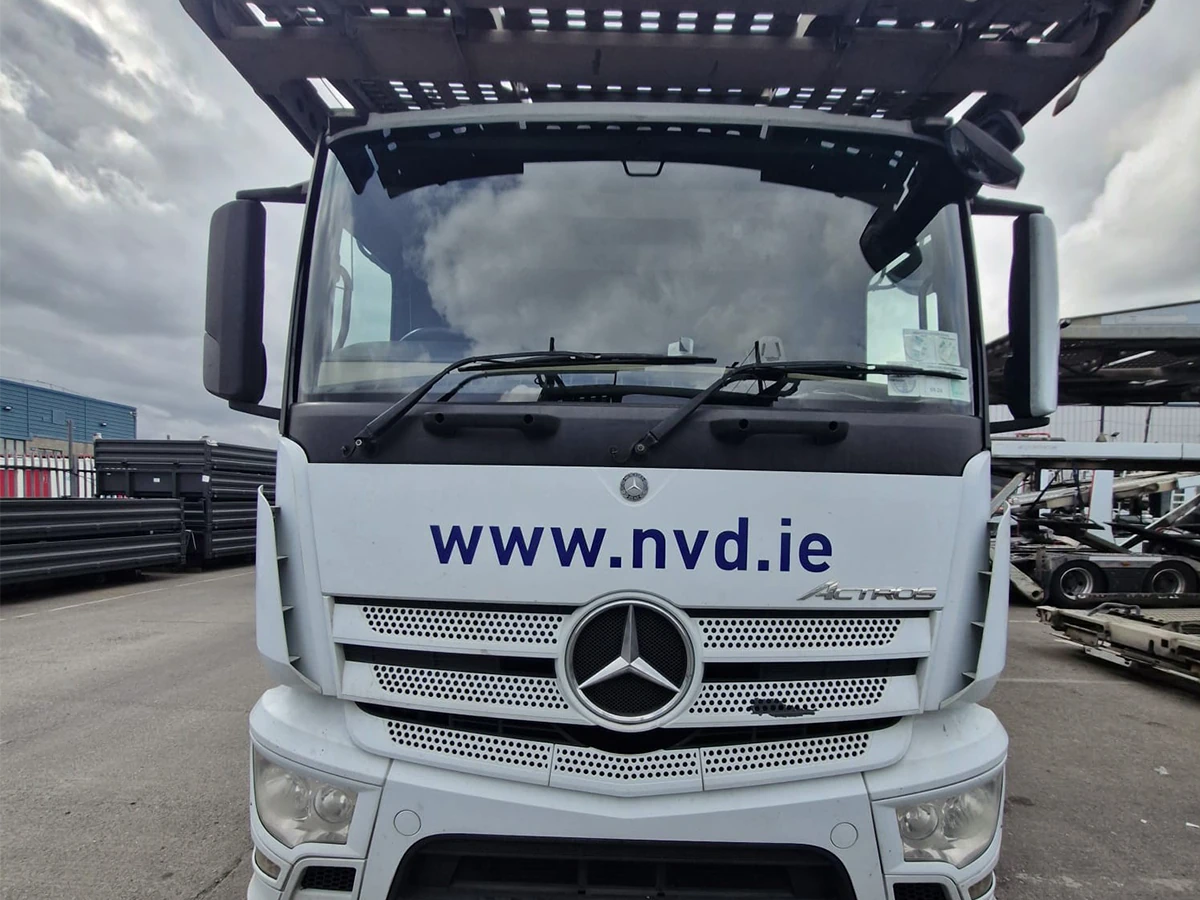 Mercedes-Benz transporter cab windscreen replaced by Mobile Plant Glass