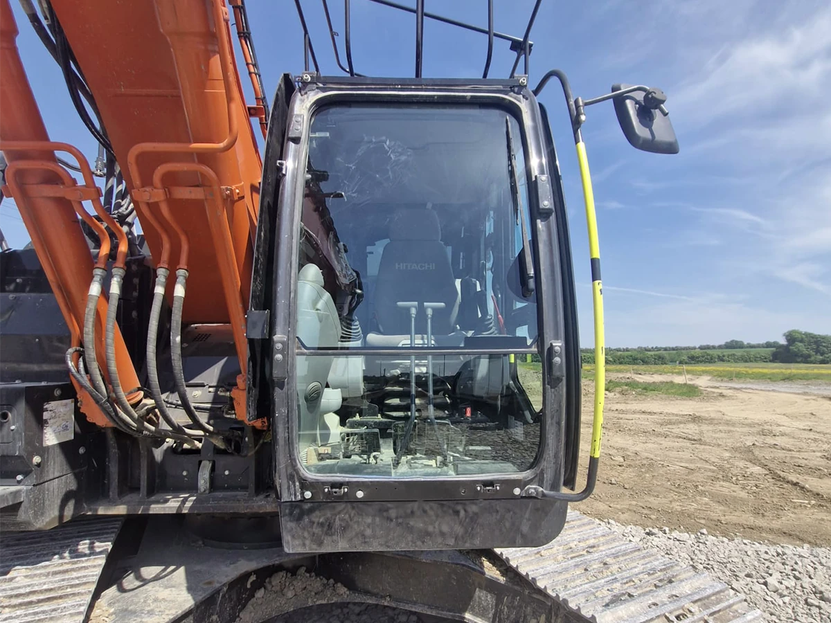 Hitachi excavator cab side glass replaced on-site