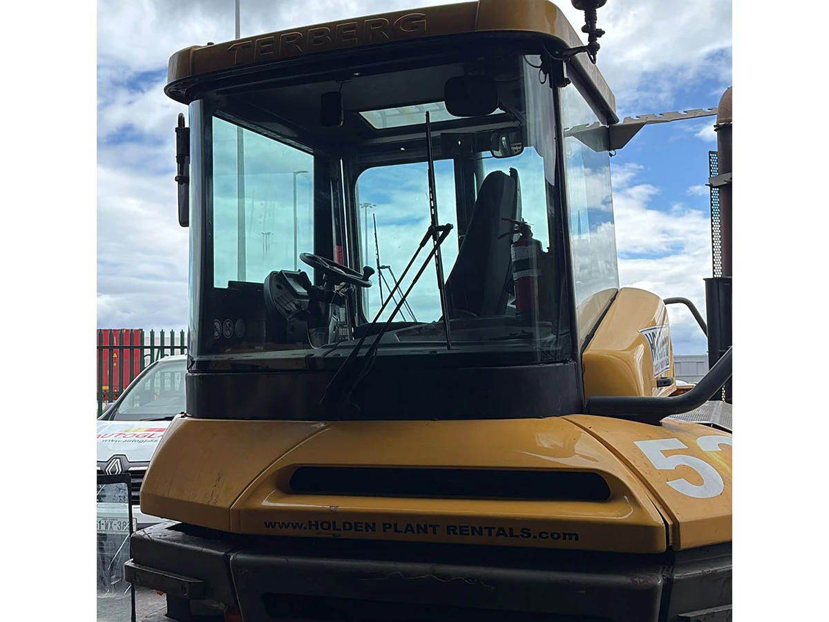 Terberg tractor unit with replacement cab glass